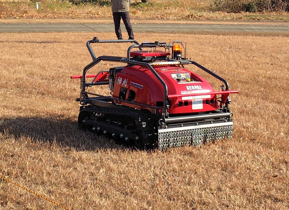 写真1 位置情報を取得し自動で草刈りを行える機種
