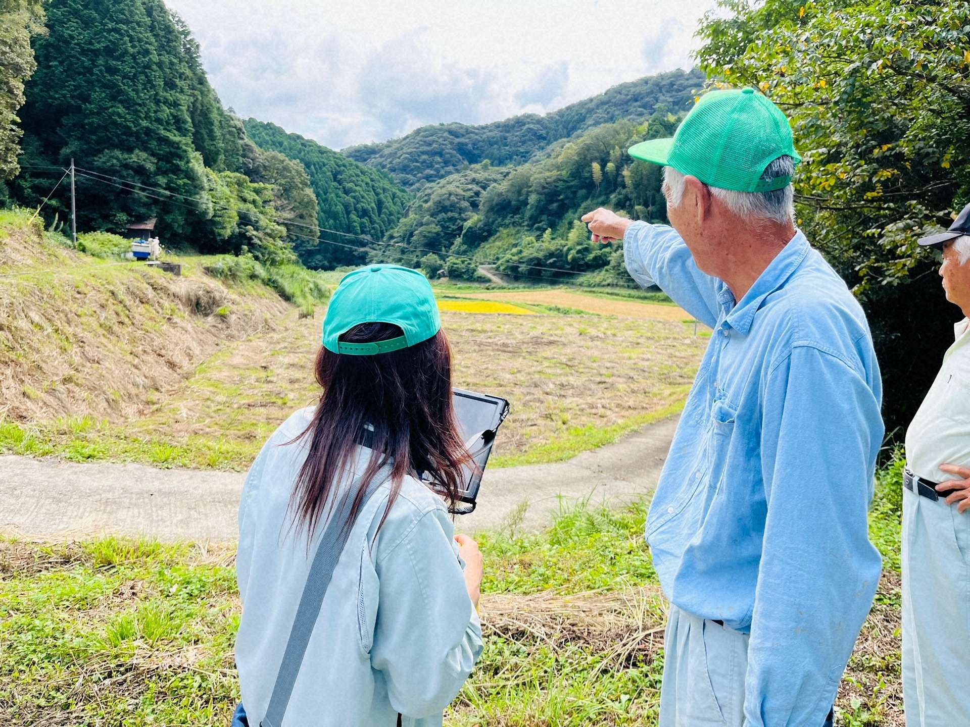 現地確認をする農業委員と事務局職員