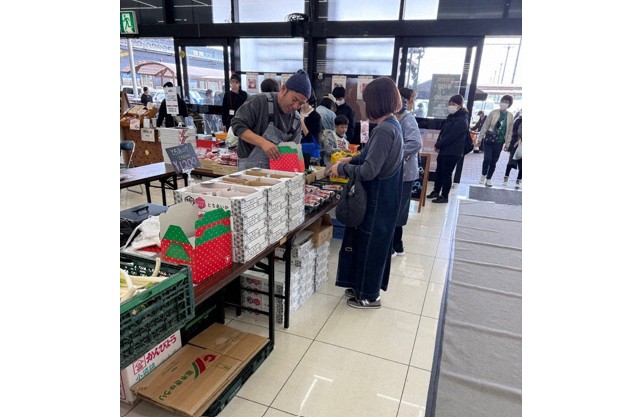 店頭に立つ4Hクラブ代表の上野俊介さん(42)