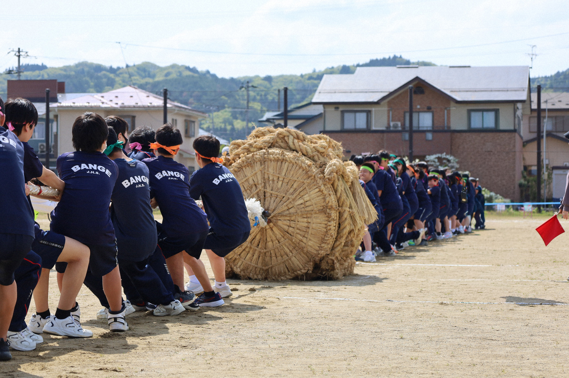小俵を引き合う生徒たち