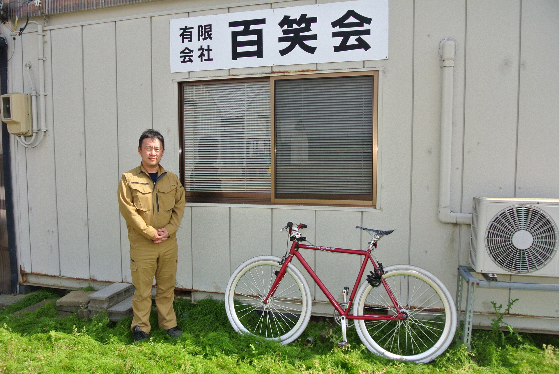 百笑会の事務所前に立つ池田さん