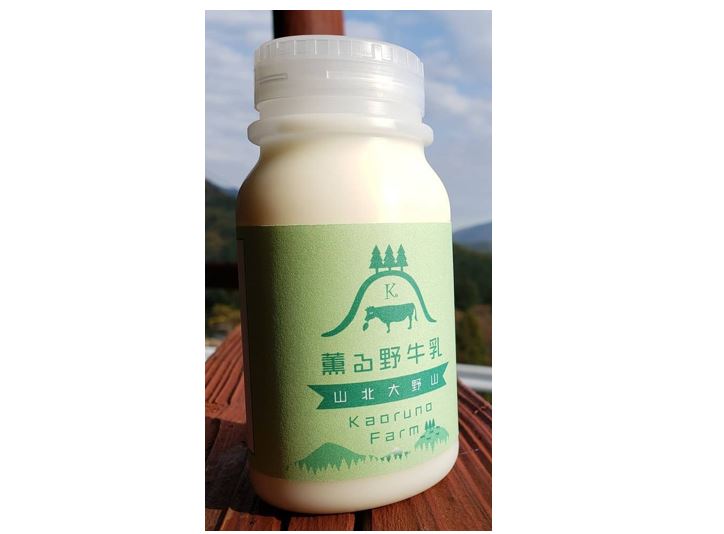 牛が食べる草のカロテン色素により、黄みがかった色が特徴の牛乳