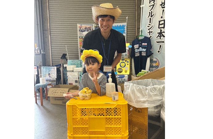 店頭販売をする秋山さん