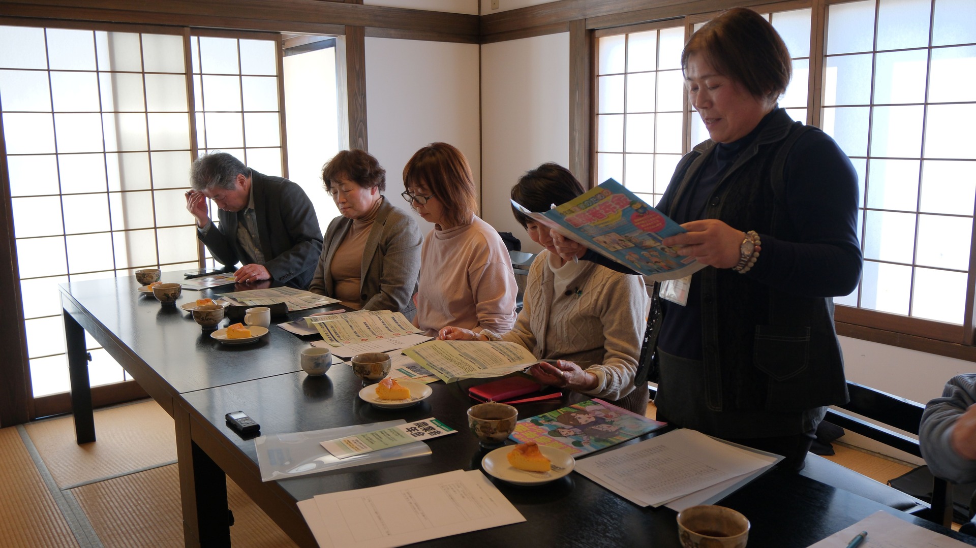 アグリカフェでは農業者年金制度の説明も行う。伊藤会長(左から2人目)は「家計は女性が握っている。メリットを伝えて財布のひもを緩めてもらうのが大事」と話す