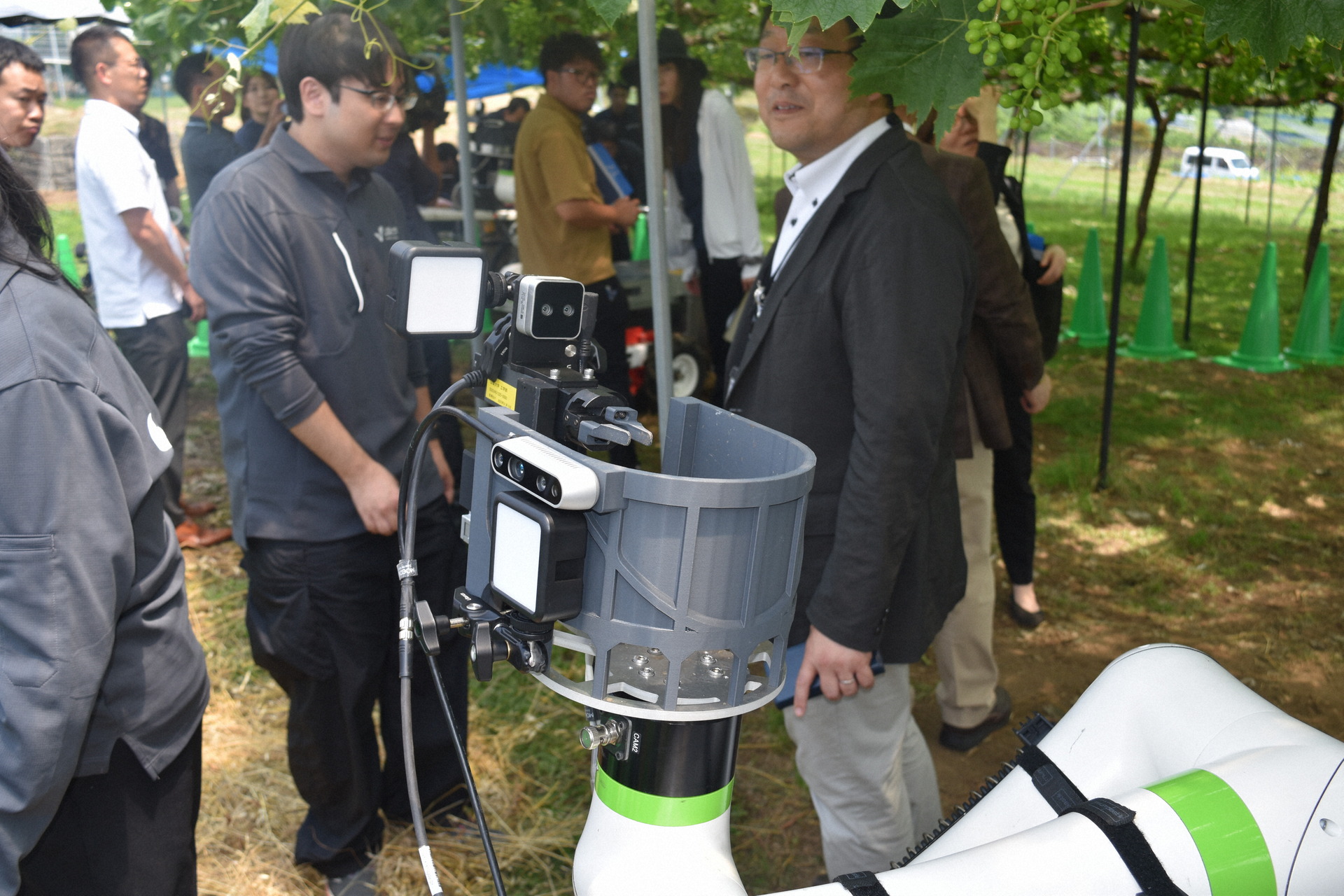 6月12日に行われたブドウ栽培支援ロボット実演会