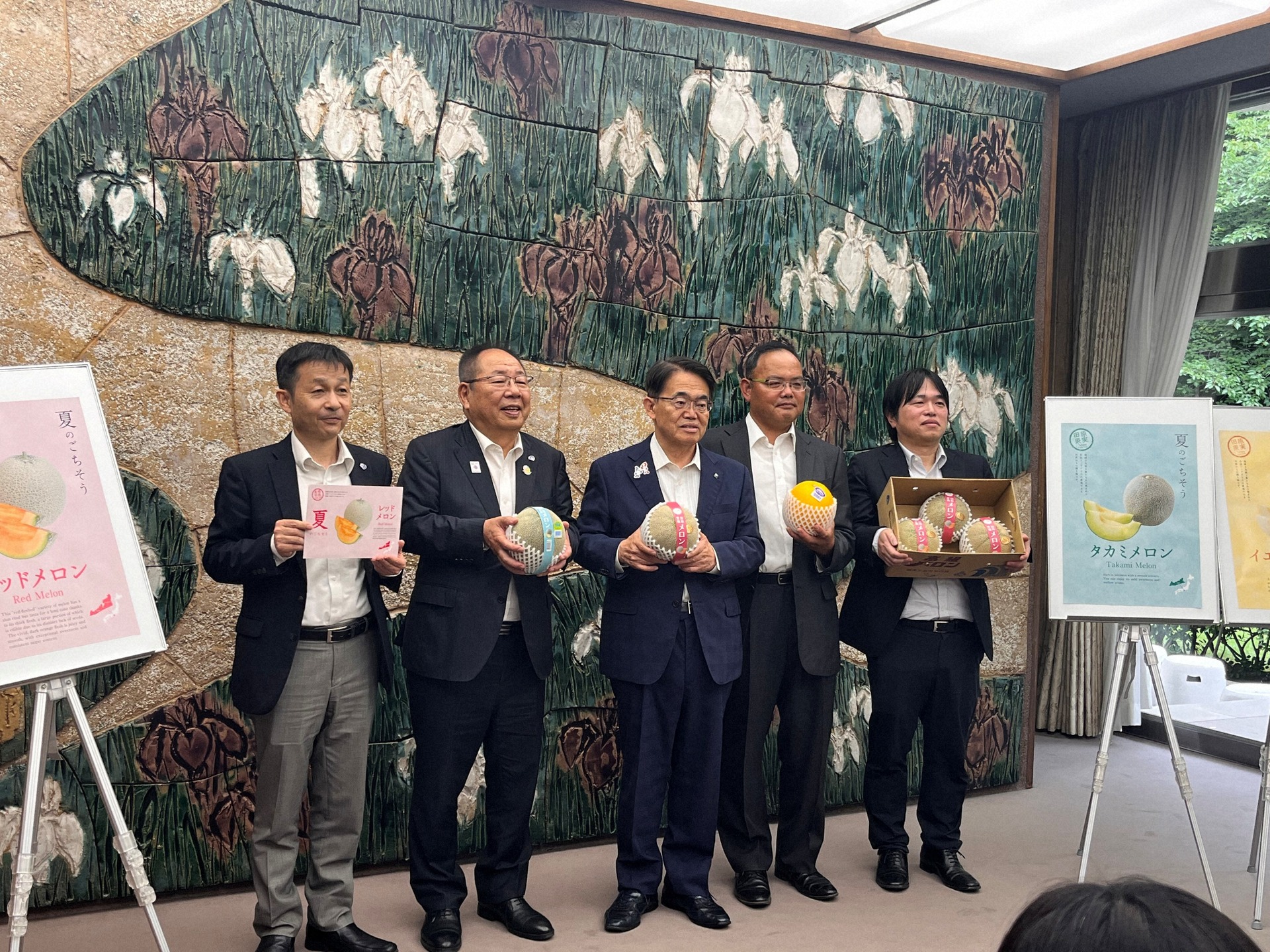 愛知県公館で、左からＪＡ愛知みなみ小久保敏幸青果農産部長、鈴木照彦前組合長、大村知事、鈴木重明田原露地メロン部会長、田中秀明青果農産部直販センター長