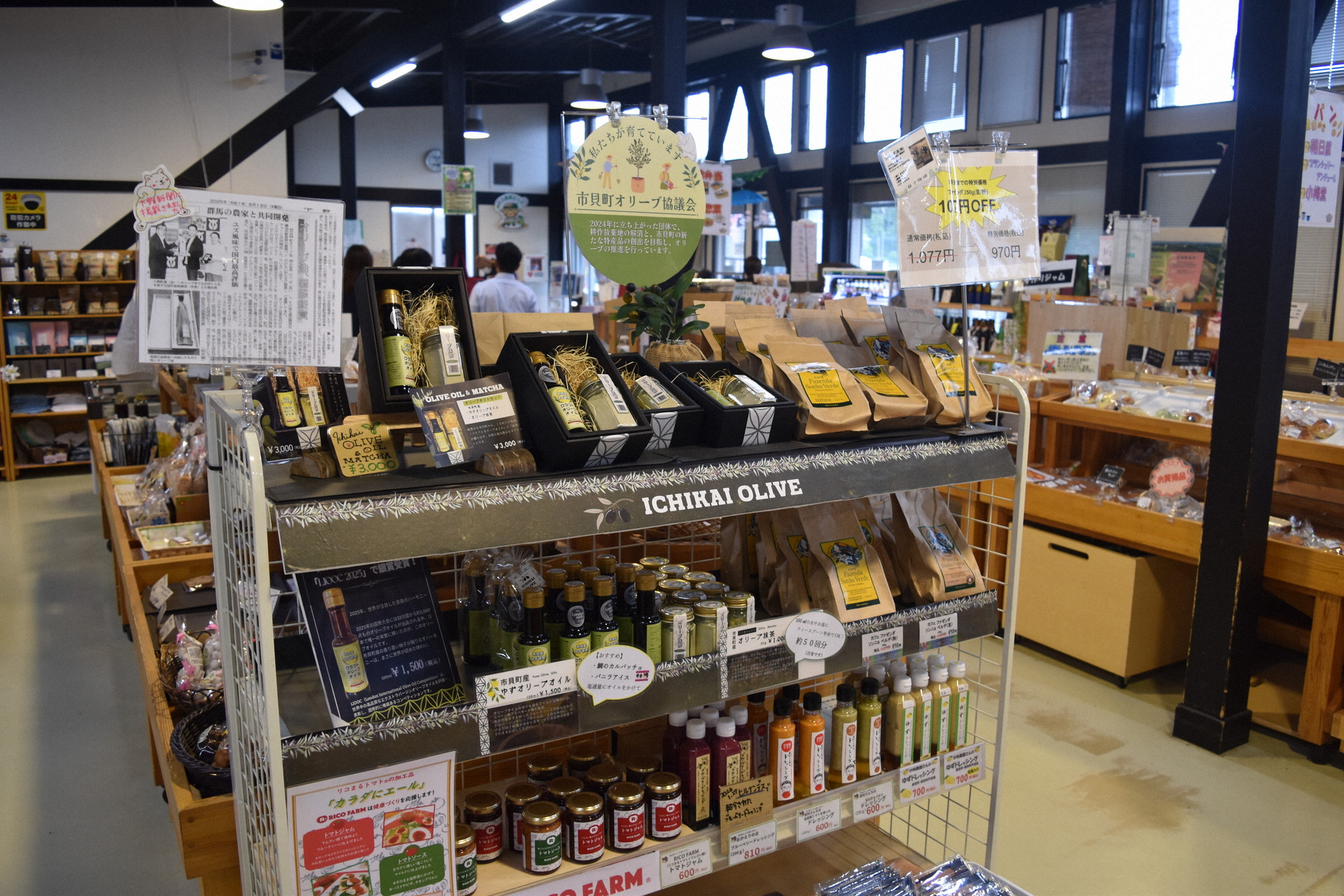 道の駅サシバの里いちかいの販売コーナーにあるクラフトオリーブオイルなど特産品