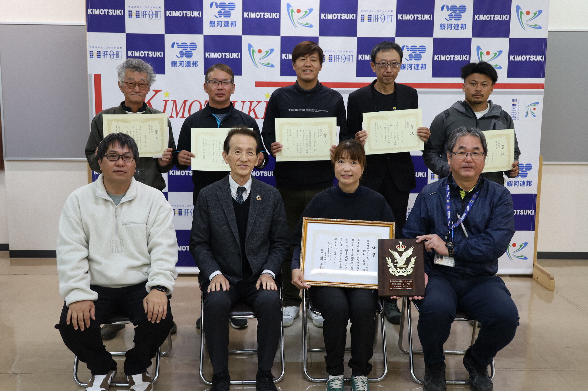 「多くの人に農業の楽しさを知ってほしい」と言う内村さん(前列右から2人目)