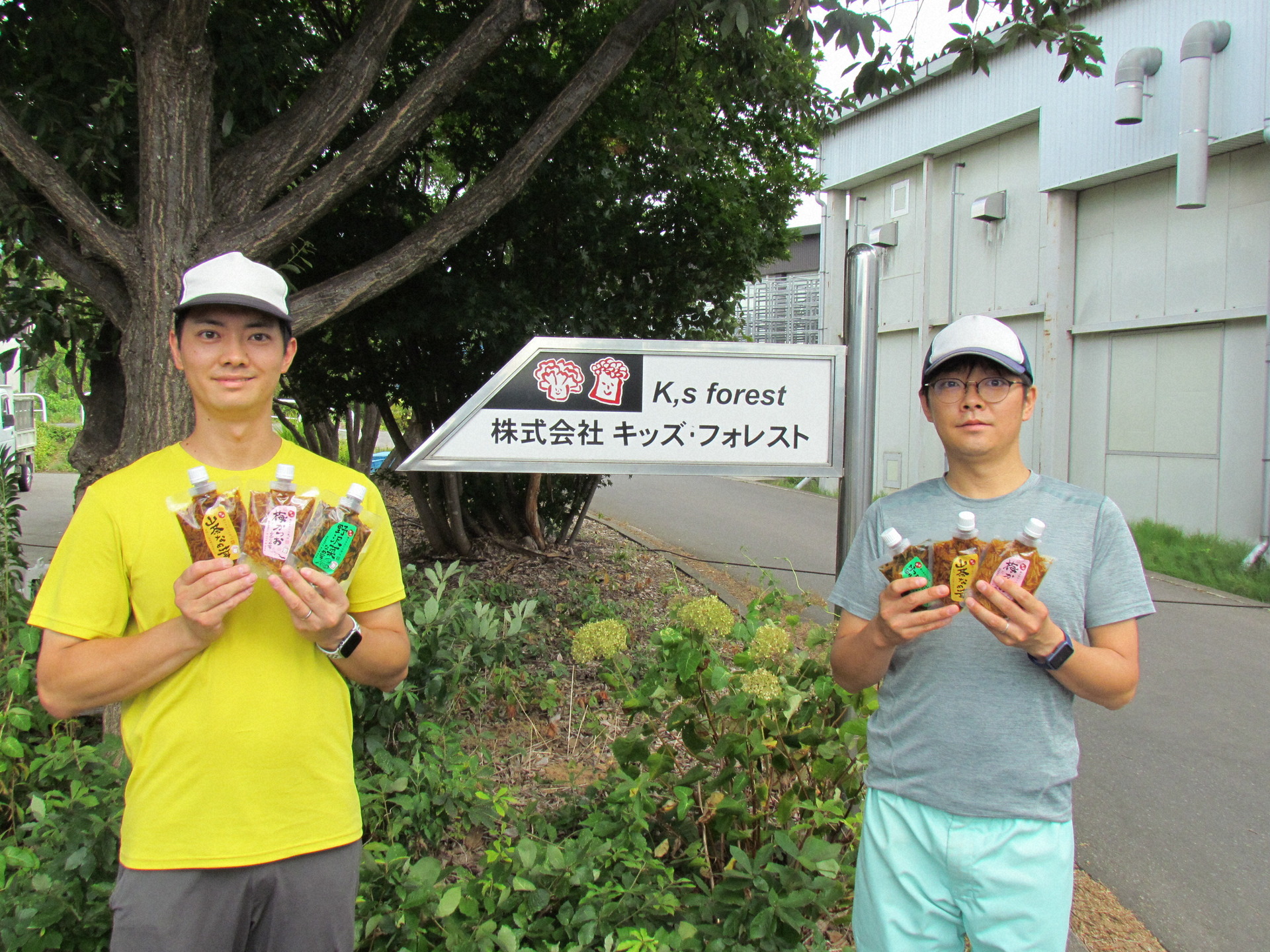 専務を務める長男・亮太郎さん(右、36)と次男の洋平さん(32)