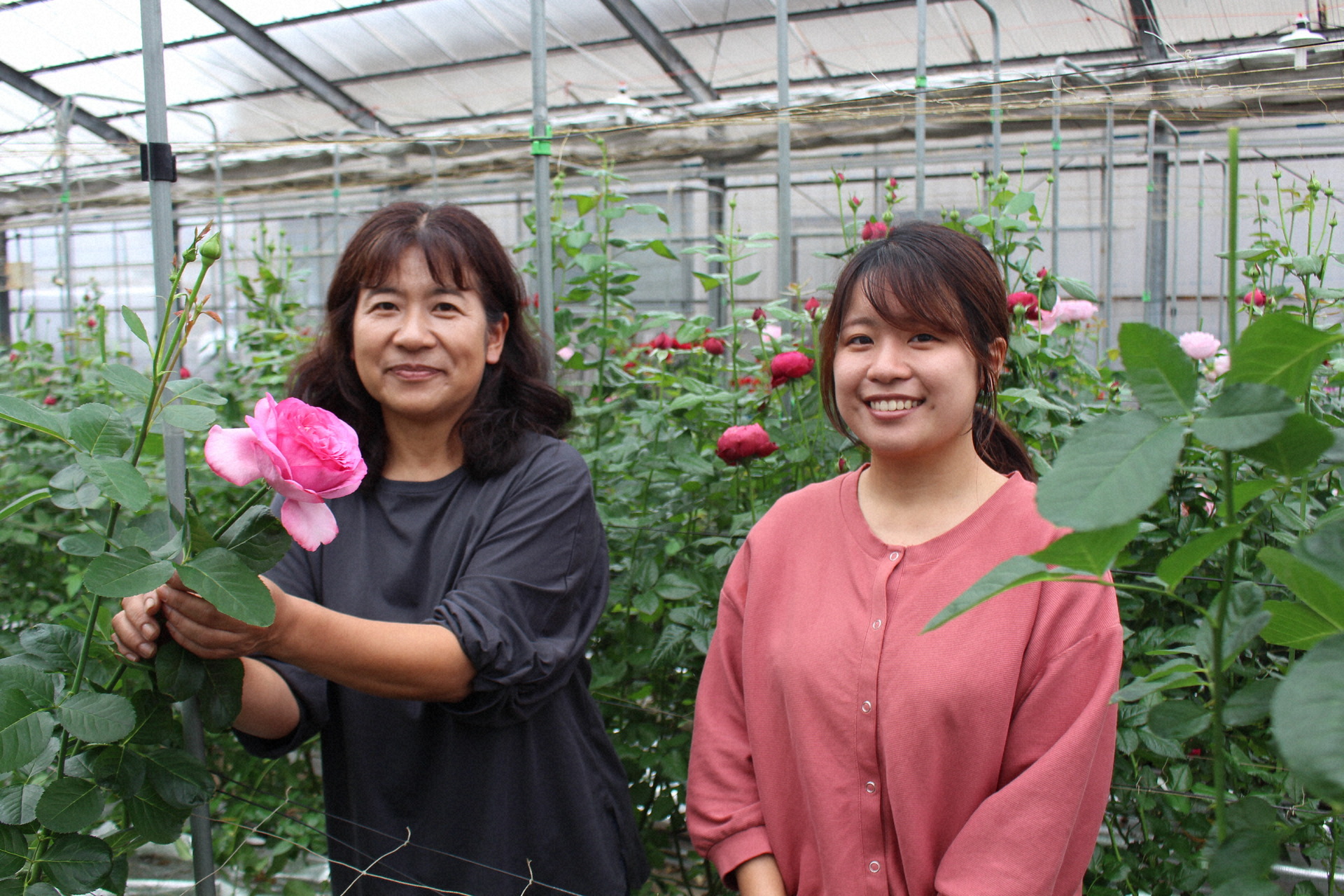 自慢の食用バラを紹介する里美さん(左)と穂奈実さん親子