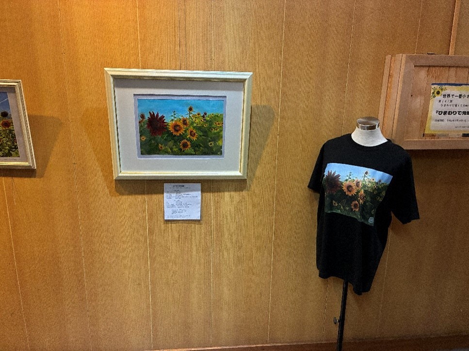 展覧会で写真やアート作品が展示された