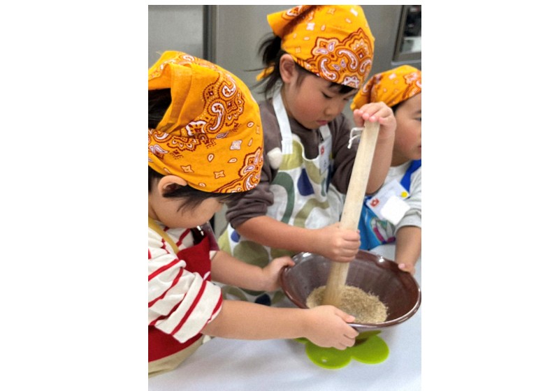 胡麻(ゴマ)をする体験から、すりこぎの動かし方や、力任せではない加減を学びます