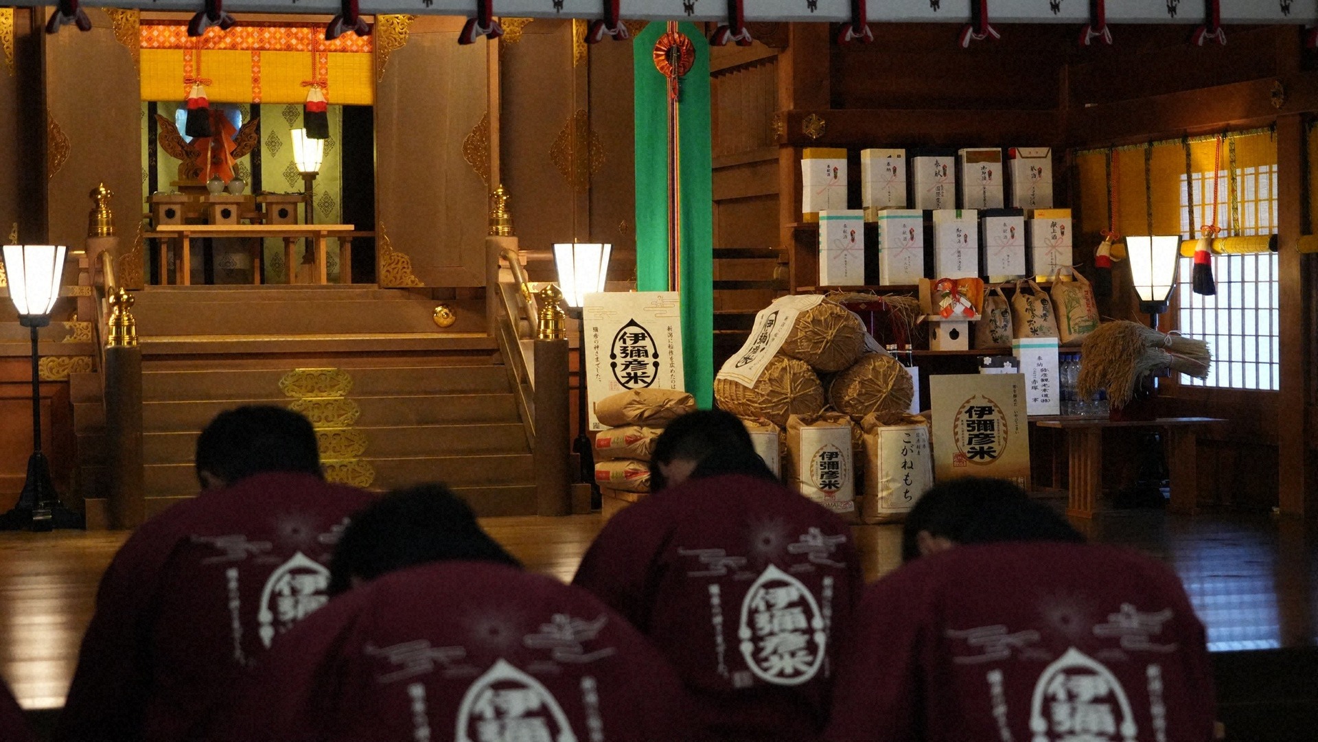 収穫された伊彌彦米を彌彦神社に奉納する奉納式