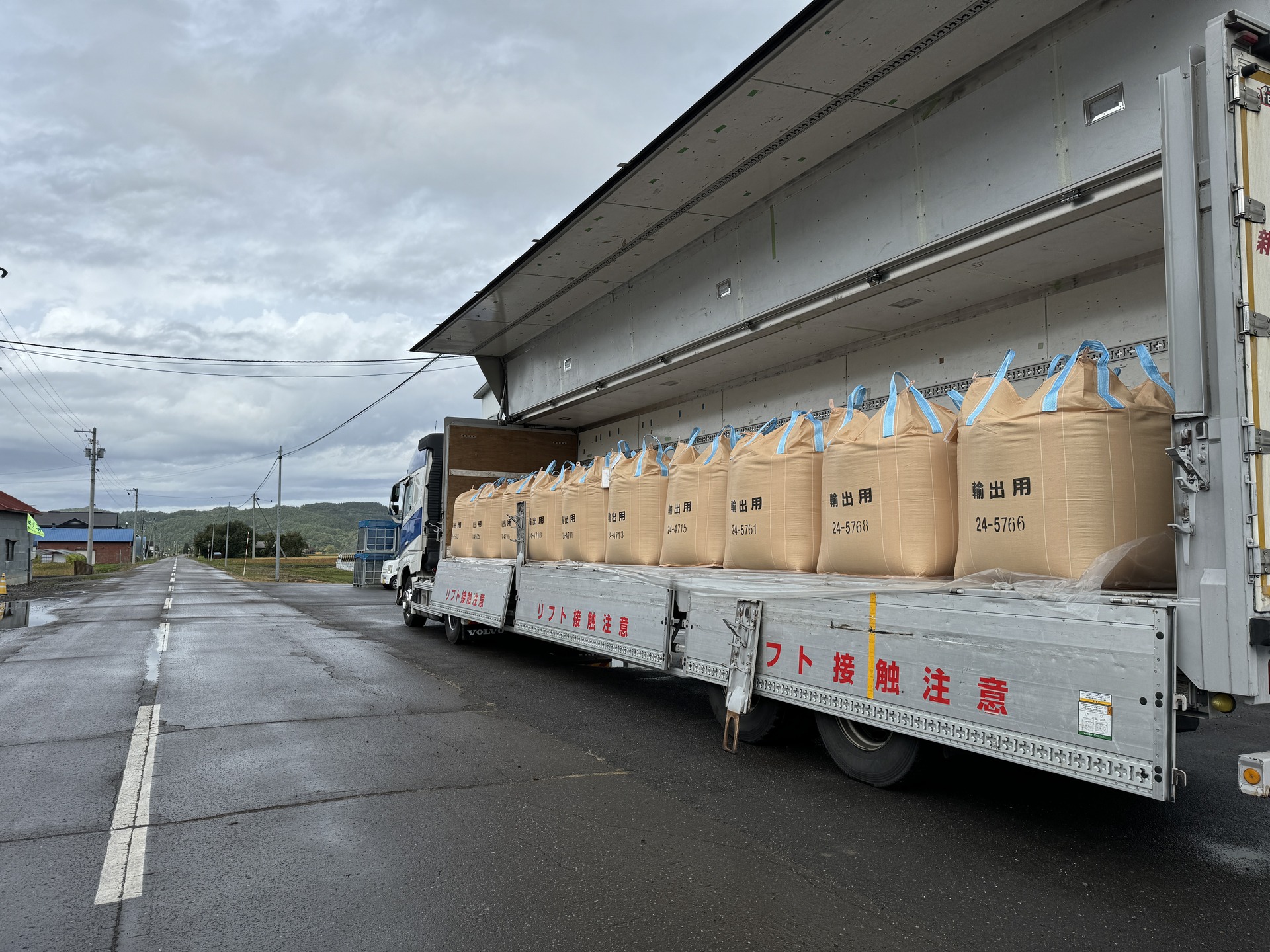荷台に積まれた輸出用米