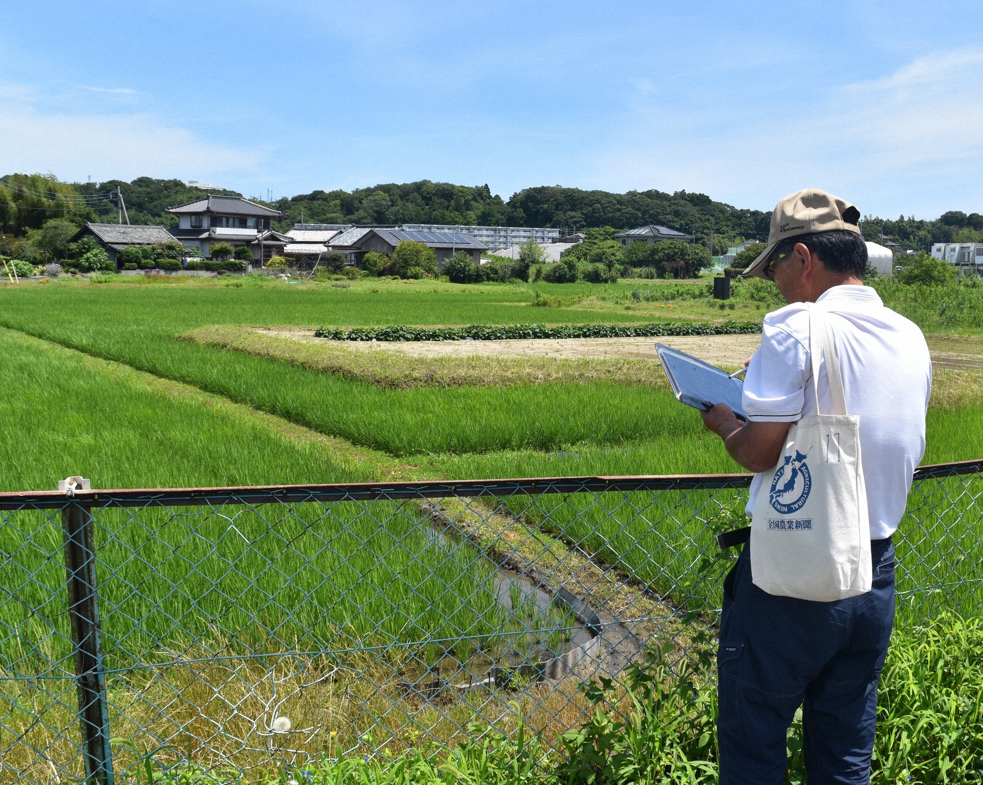 タブレットを見ながら田畑が入り組む場所を確認する