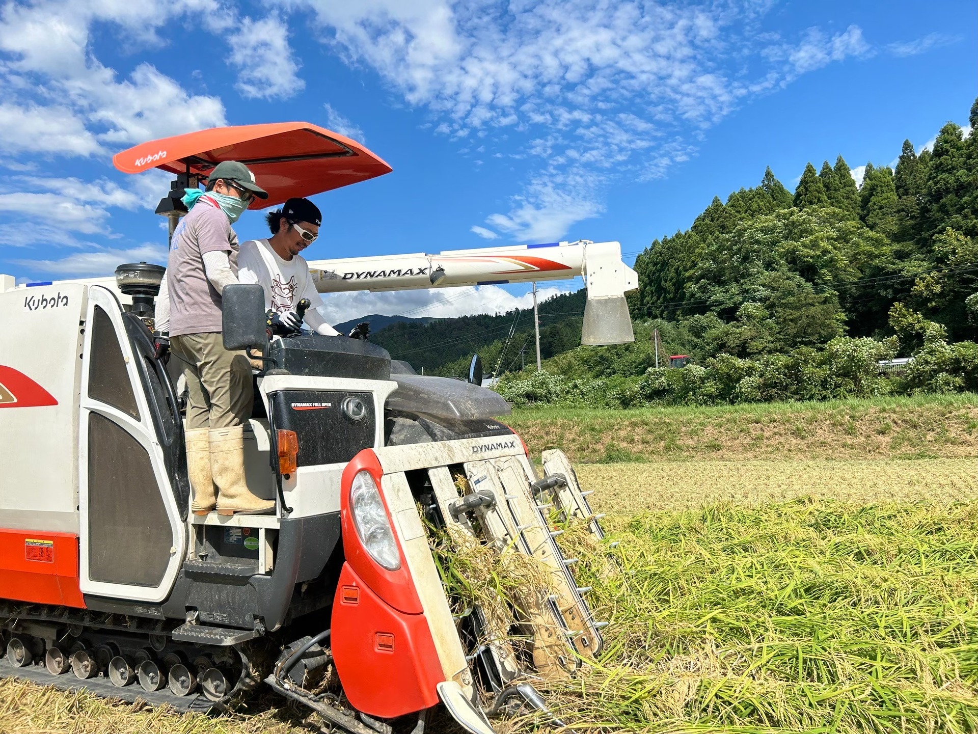 社員の指導のもと、機械操作を学ぶ研修生