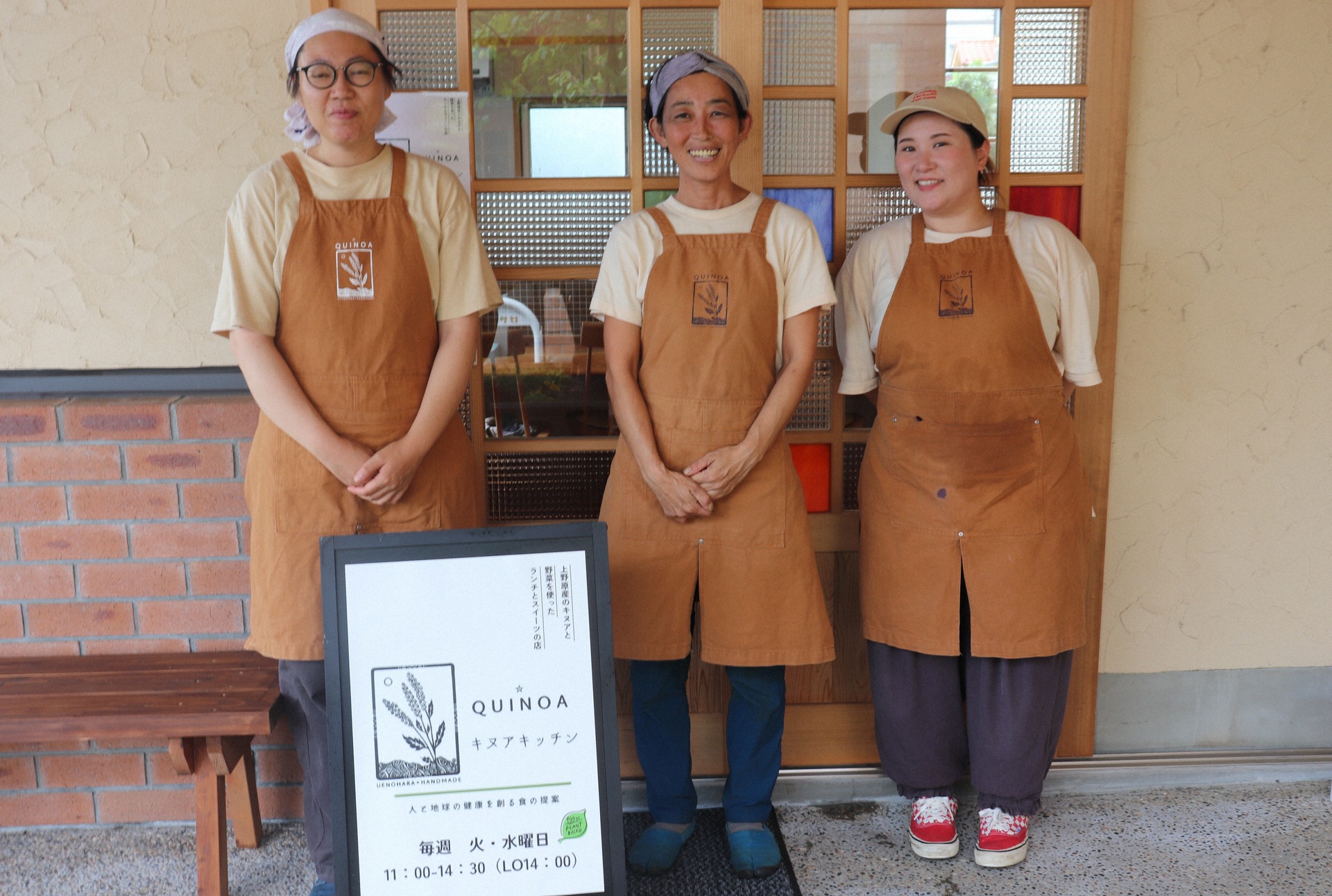 吉野さん(中央)とキッチンのメンバー
