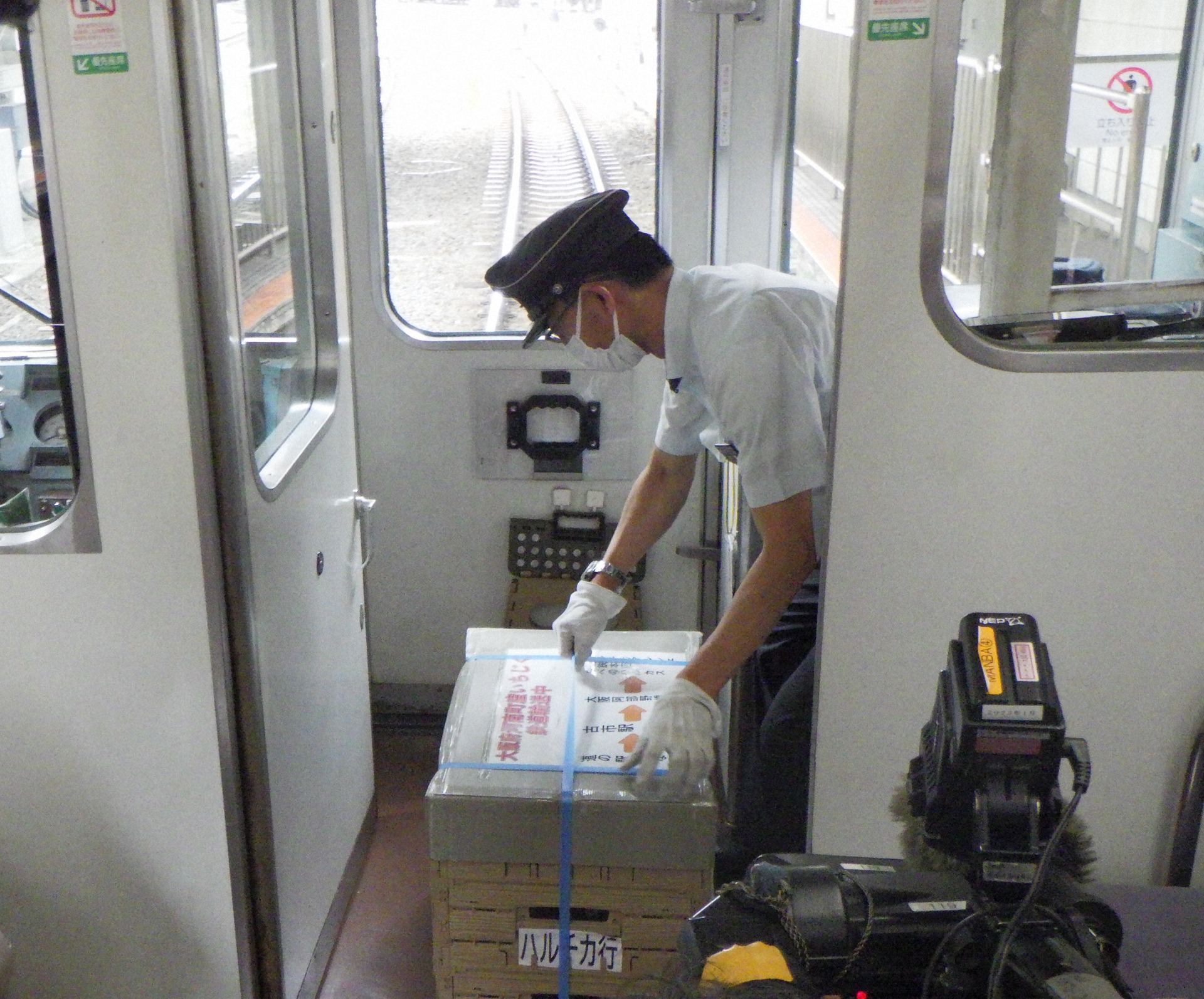 初荷の８月２８日、積み込まれるイチジク
