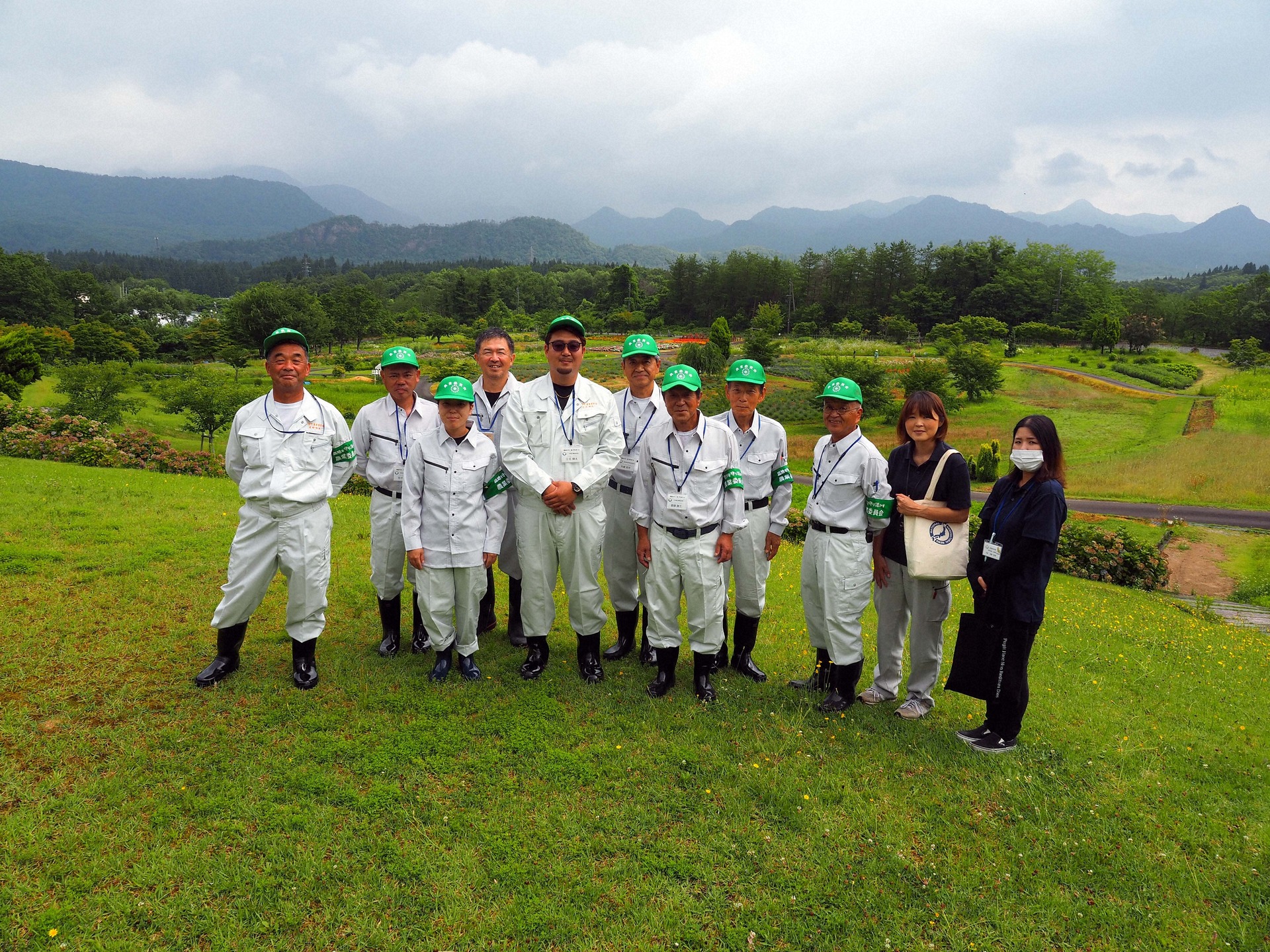 津川地区のパトロールを終えた委員（ゴールとなった芦沢高原ハーバルパークにて）
