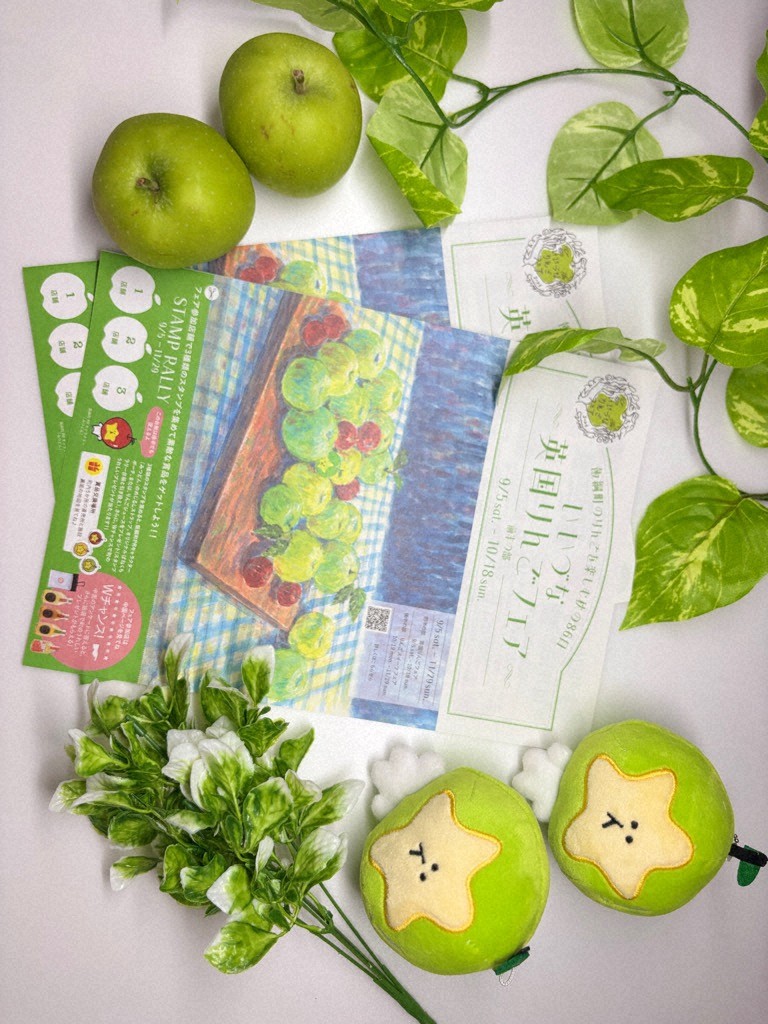同町にだけ出没するりんごの妖精みつどん(右上)もフェアをPR