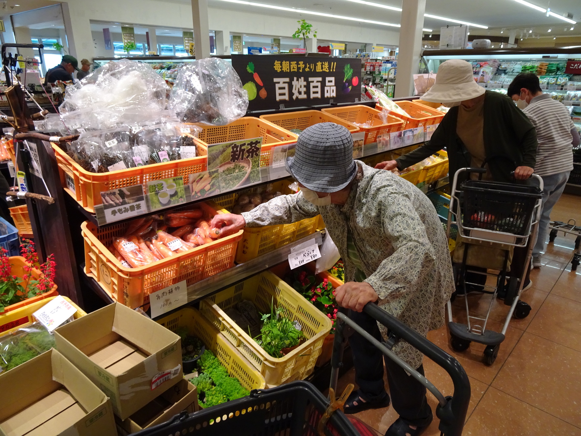開店時からにぎわう百姓百品コーナー(生協コープえひめ束本店で)