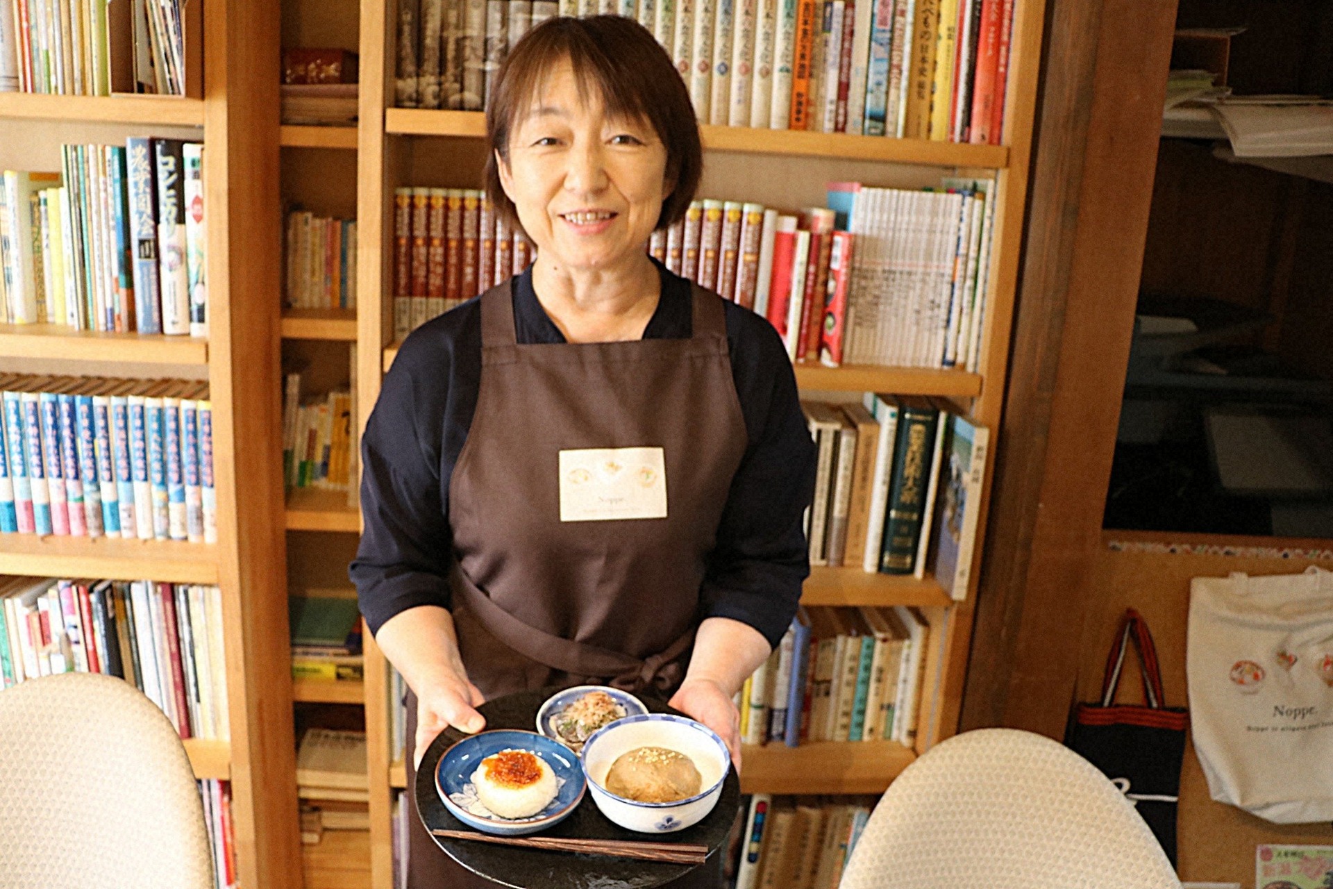 郷土料理を紹介する髙橋さん