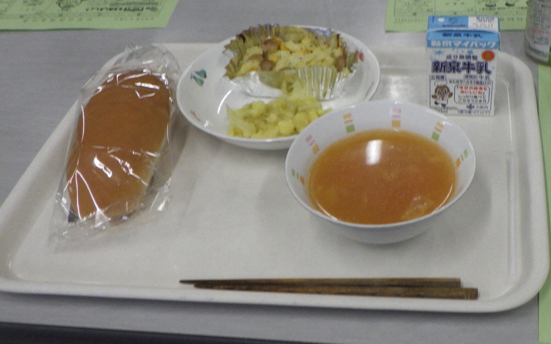 勉強会当日に地元中学校で提供された給食。ジャガイモとタマネギが地場産