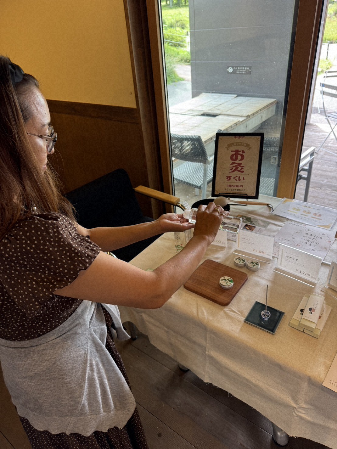 地域で開催されたマルシェでは化粧品の体験もできる