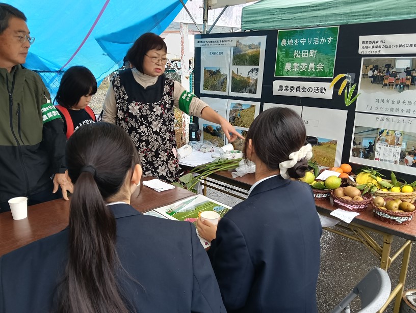 産業観光まつりでブースを出展し、訪問者に町の農業についての説明や農地のことで相談に乗った（２５年１１月）
