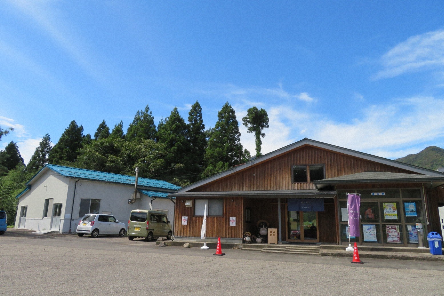道の駅みかわと水ト川ノとうふや。左奥は豆腐工場
