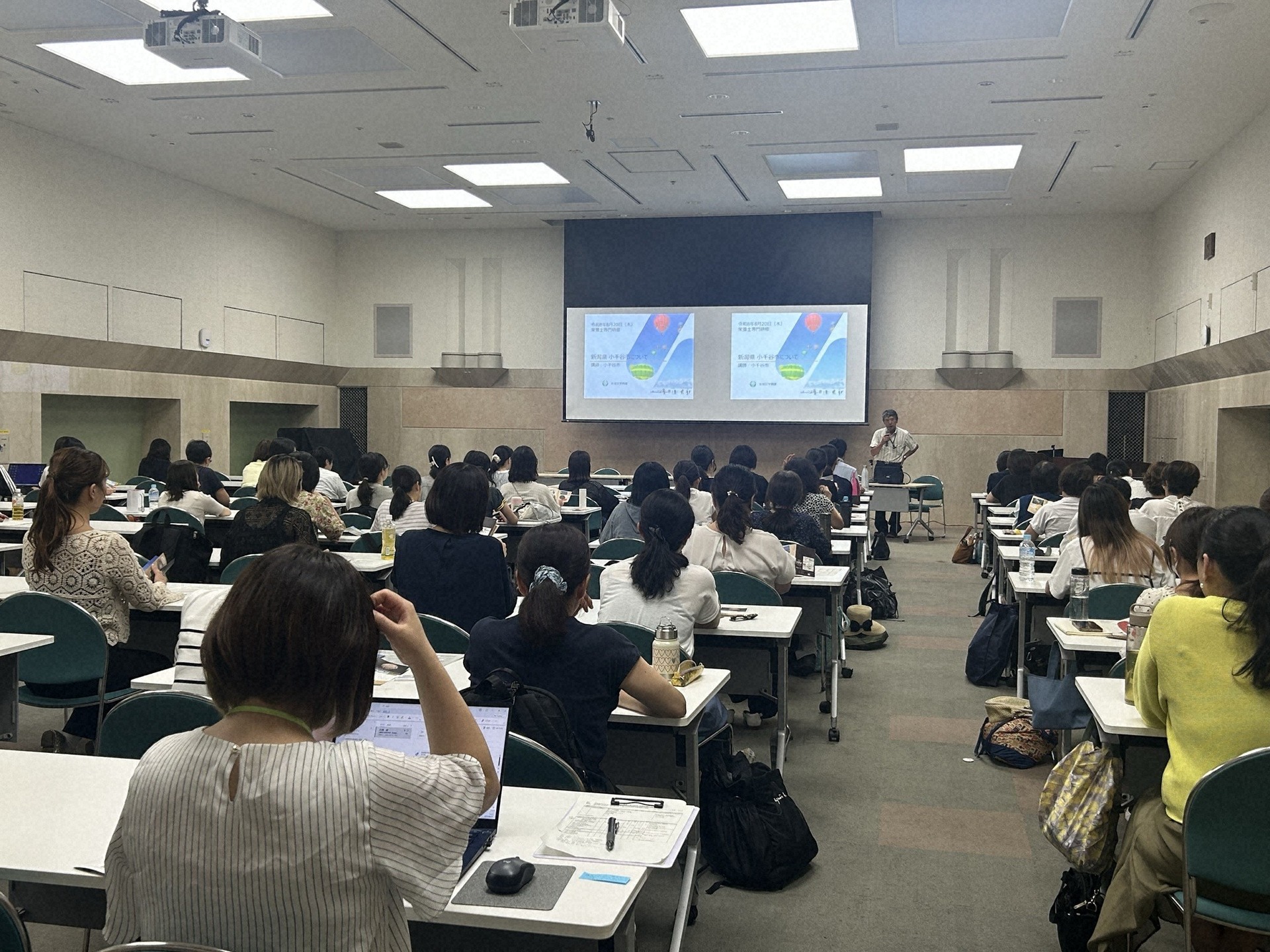 錦の実り生産者の説明に耳をかたむける栄養士