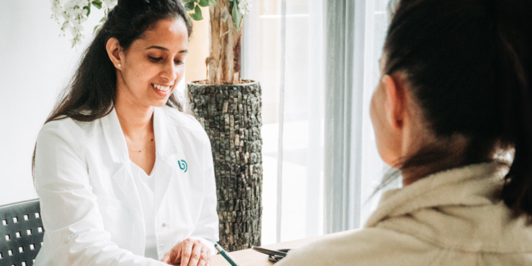 Ärztin im persönlichen Beratungsgespräch mit einer Gästin im Buff Medical Resort