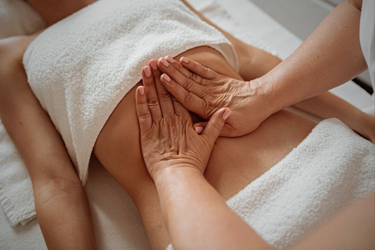 Sanfte Bauchmassage im Buff Medical Resort