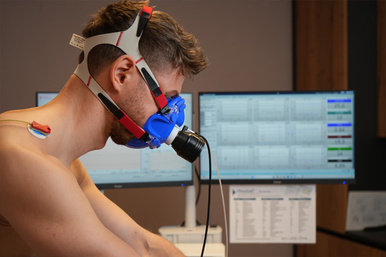 Spiroergometrie mit Atemmaske und EKG-Elektroden zur Leistungsdiagnostik
