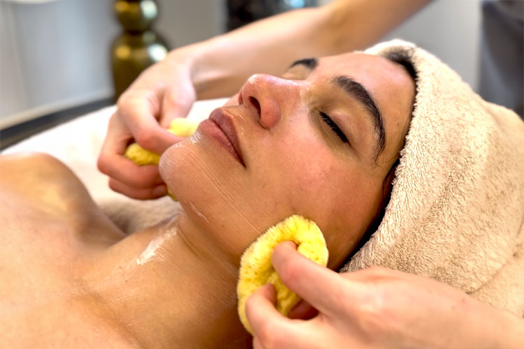 Gesichtsbehandlung mit Naturschwämmen im Buff Medical Resort