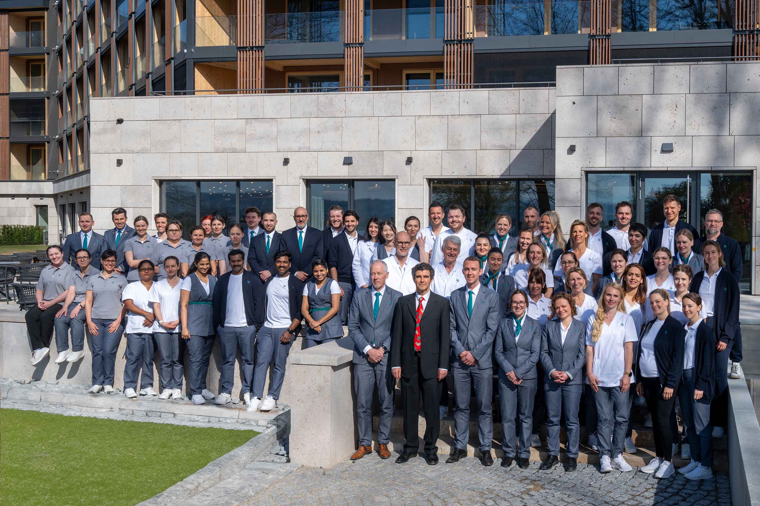Das gesamte Team des Buff Medical Resort vor dem Haus am Bodensee