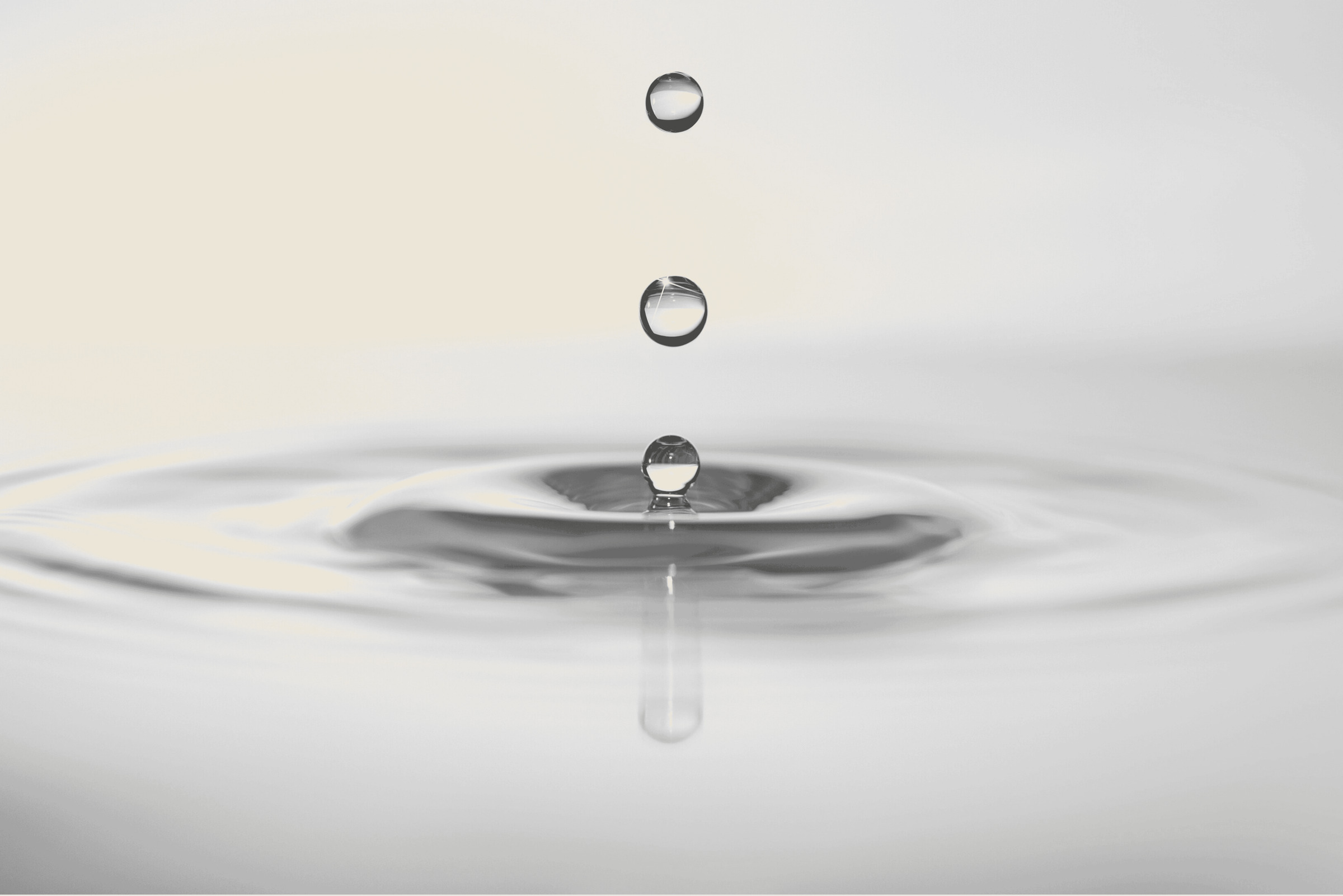 Wassertropfen trifft auf eine Wasseroberfläche – Symbol für therapeutische Blutreinigung und Regeneration