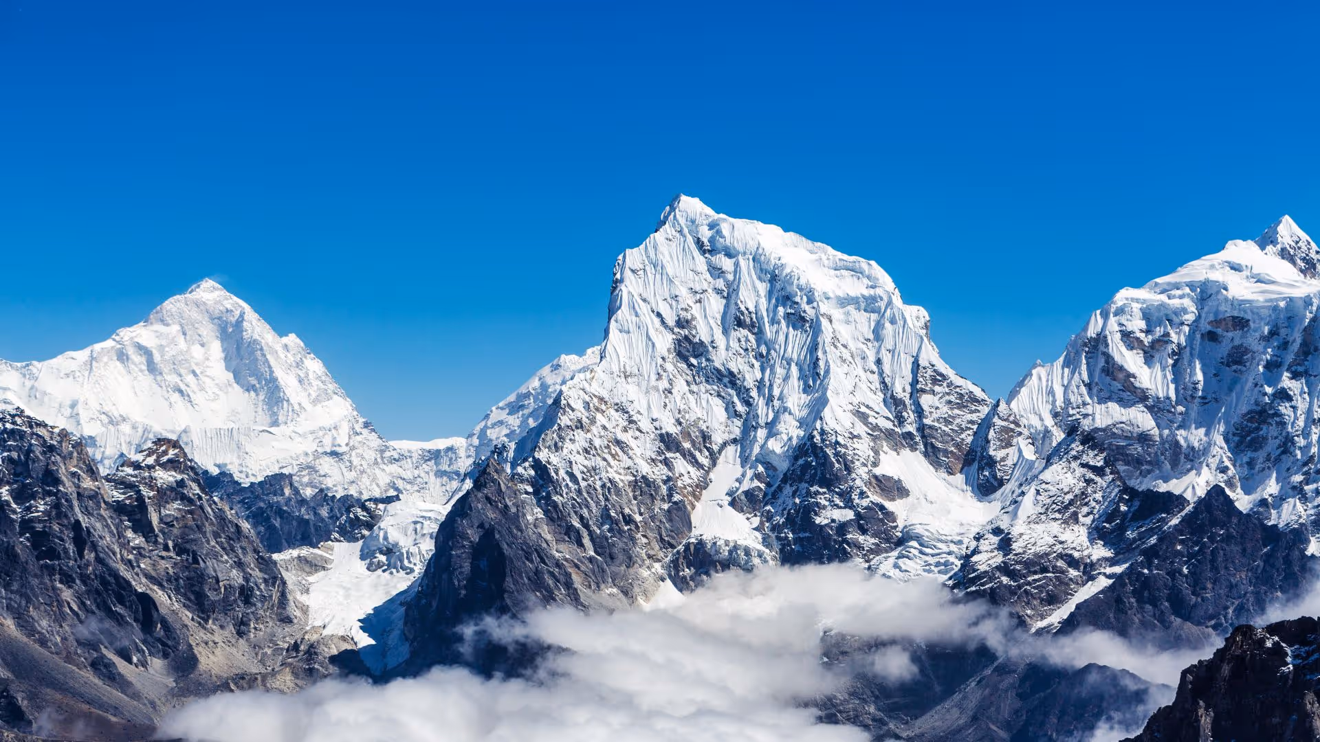 Schneebedeckte Berggipfel über den Wolken – Symbol für simuliertes Höhenklima und Zellregeneration