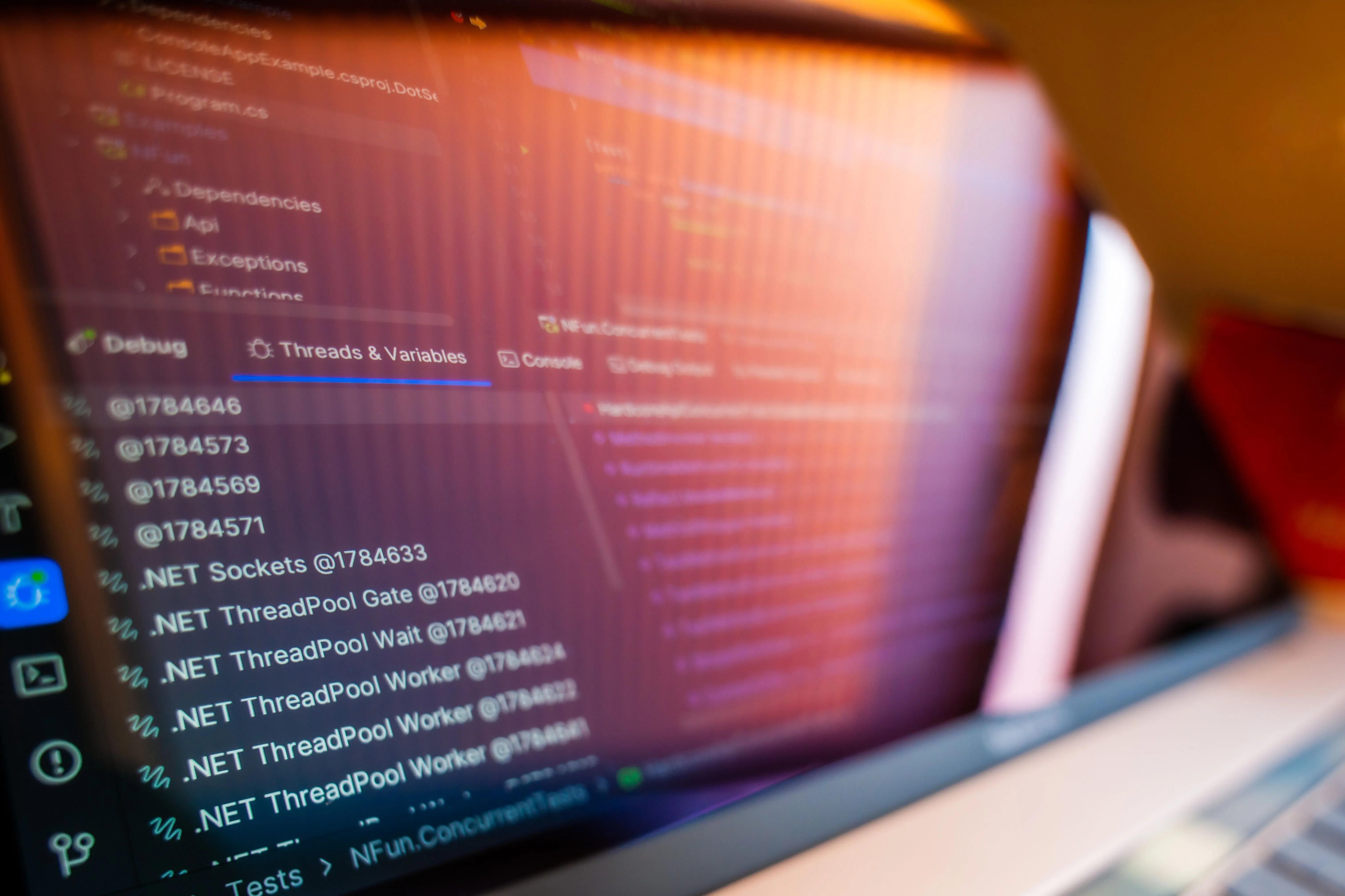 A developer's IDE screen showing real-time multi-threading and process analysis during a debugging session.