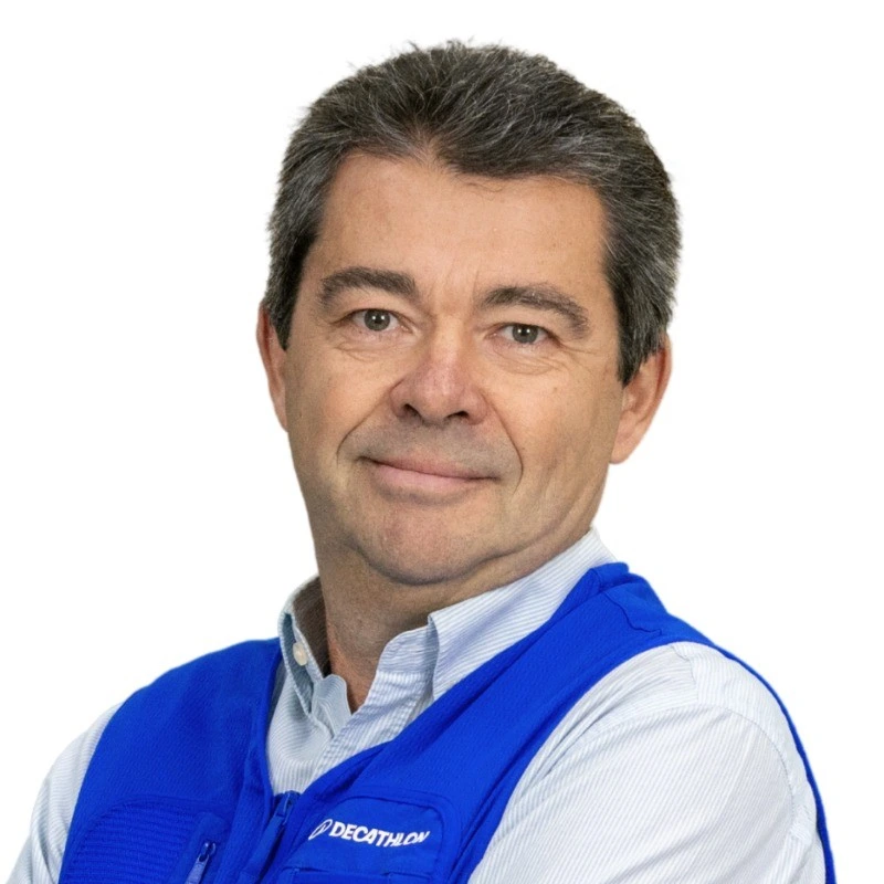 Mickael Cadot portant une chemise bleu ciel et un gilet à manches courtes Decathlon par-dessus