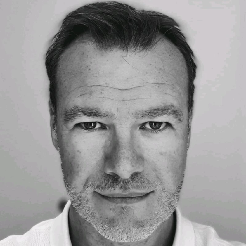 Pierre Offerle en noir et blanc, de face