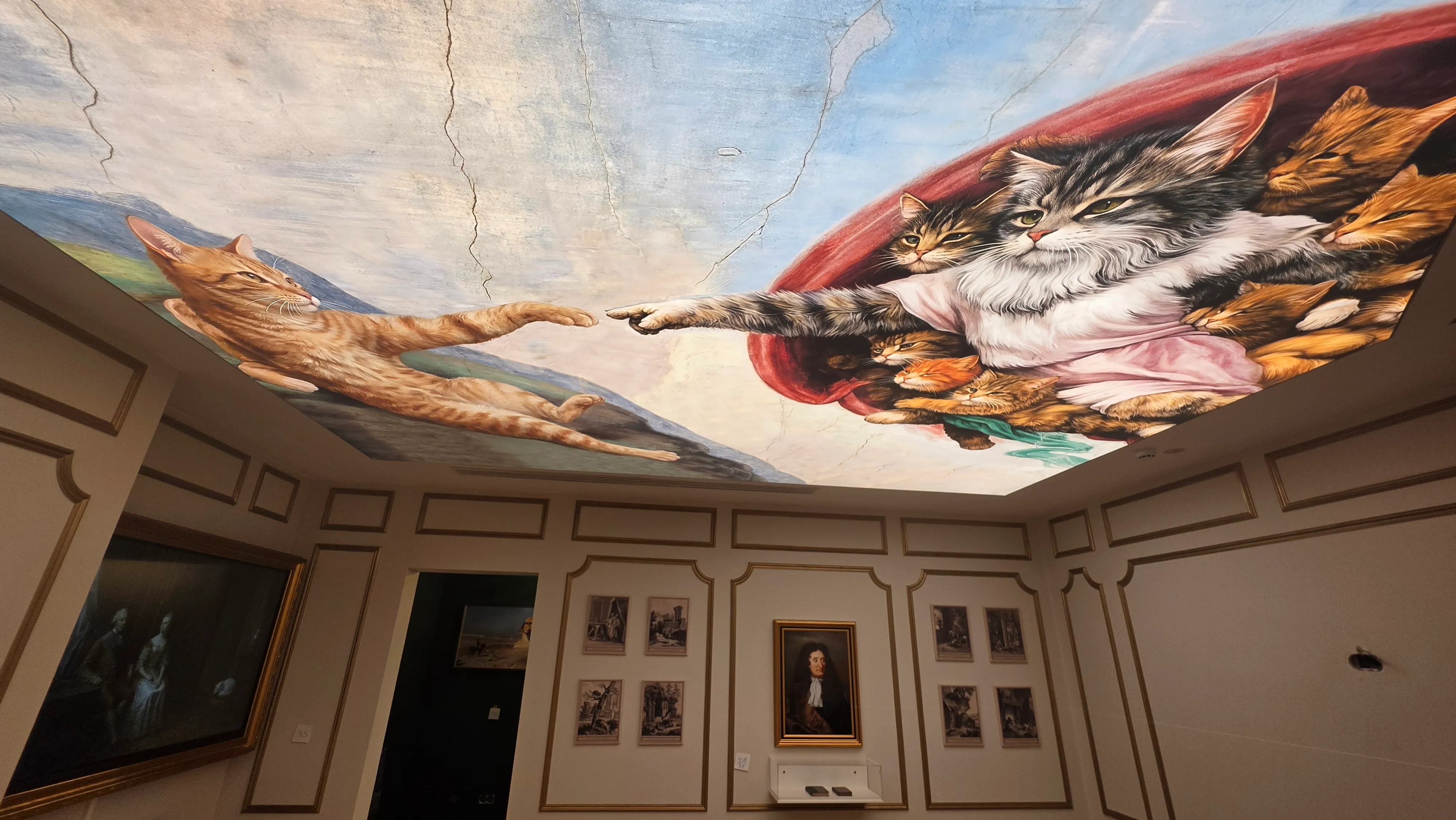 Plafond peint parodiant La Création d'Adam avec des chats, dans une salle d'exposition aux tableaux anciens