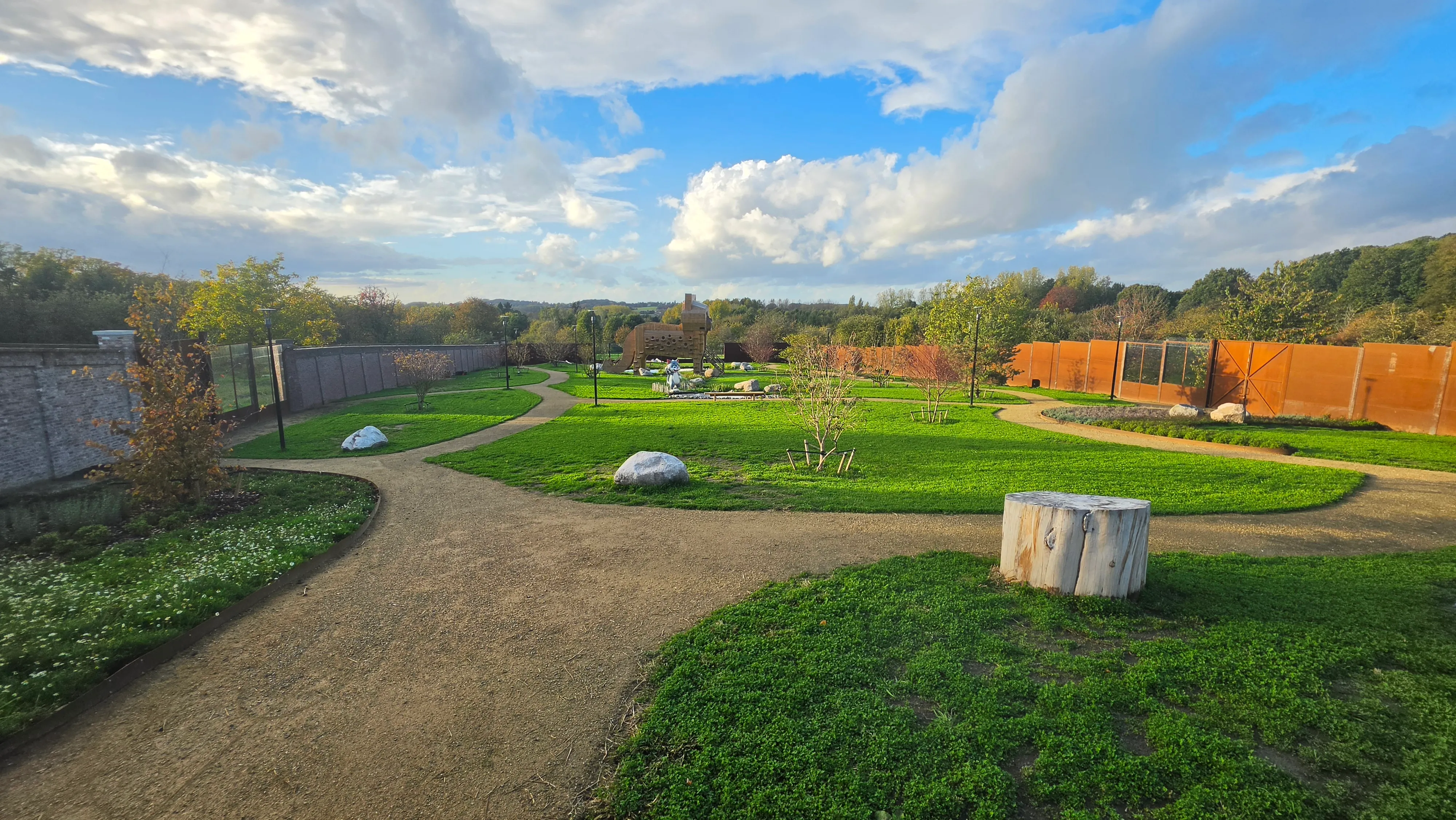 Allées et pelouses du parc de 6 000 m² réservé aux chats de Catland