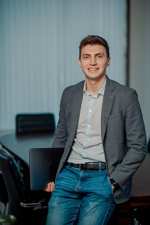 Portrait placeholder — founder, logistics