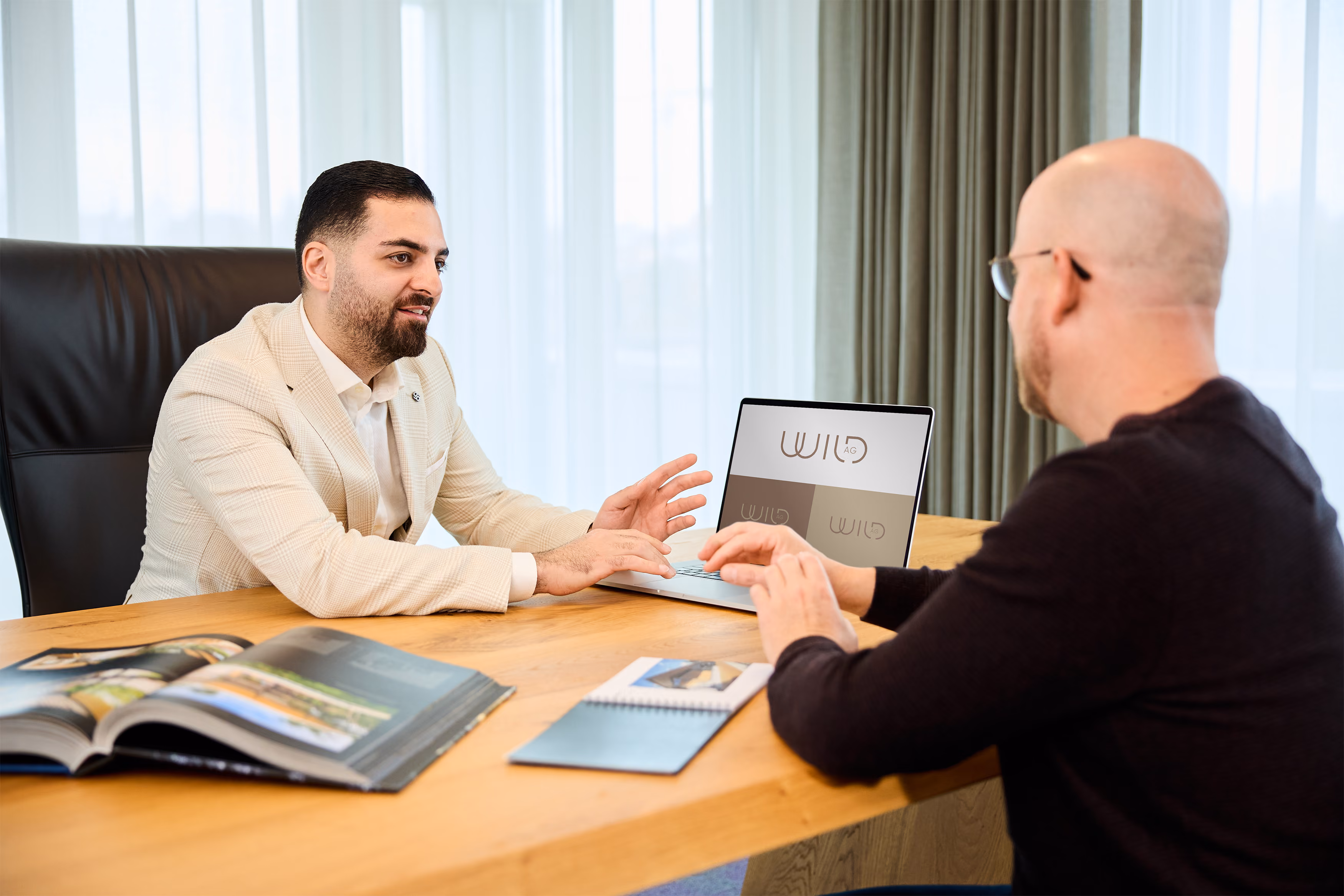 LogoDesigners-Gründer Oliver Hess und Wild AG CEO George Khatifian besprechen Logo-Konzepte