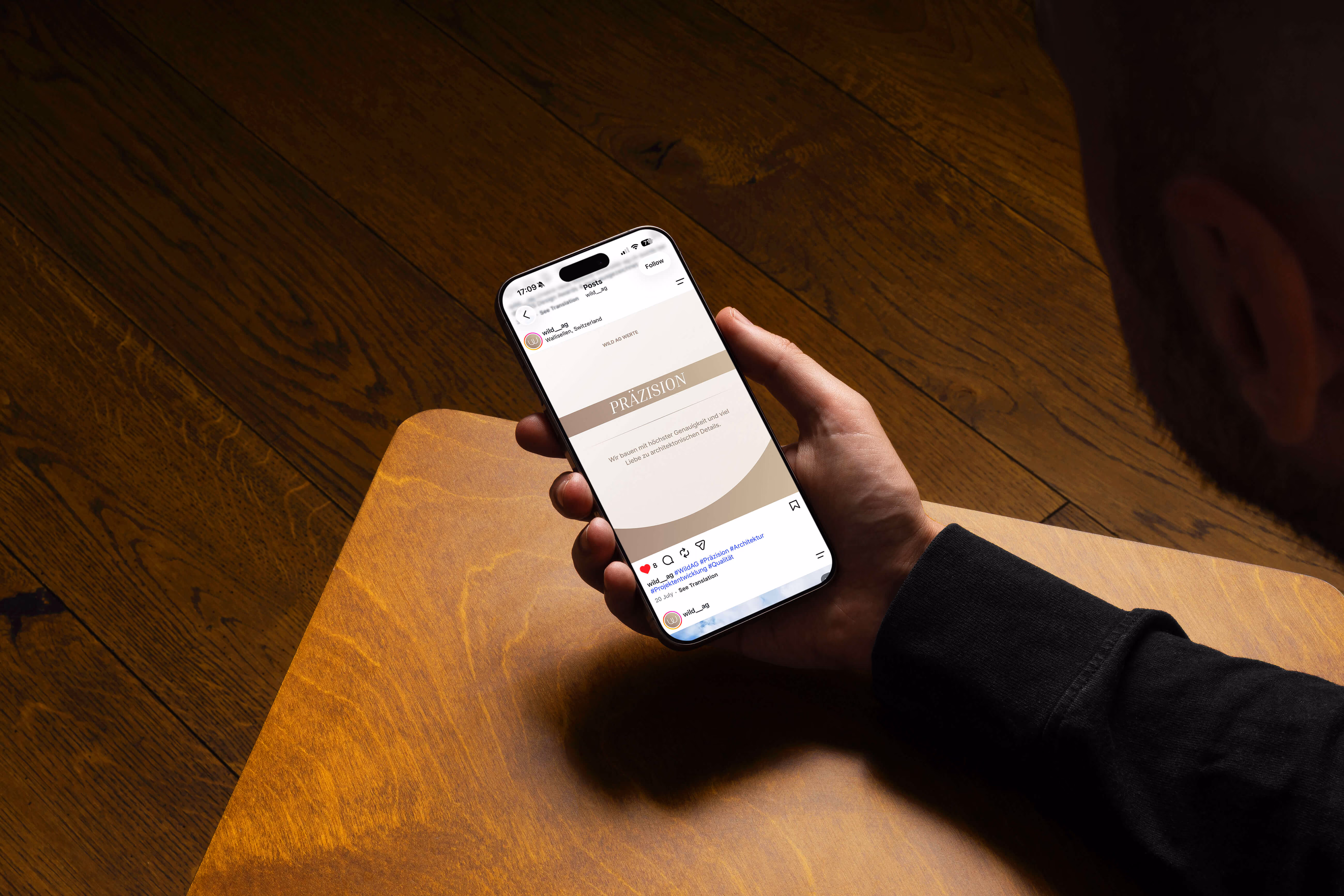 Instagram-Post-Vorlage für die Marke Wild AG auf einem Smartphone in der Hand