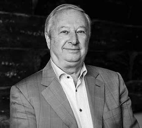 Äldre man i kostym och vit skjorta, svartvit porträttfoto.