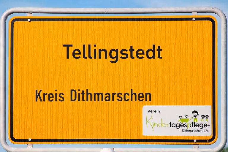 Ortsschild Tellingstedt mit dem Logo des Kindertagepflege Verein