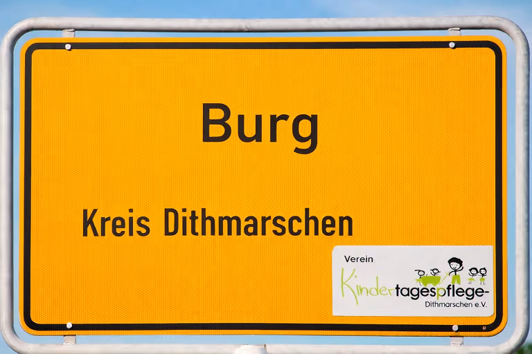 Ortsschild Burg mit dem Logo des Kindertagepflege Verein