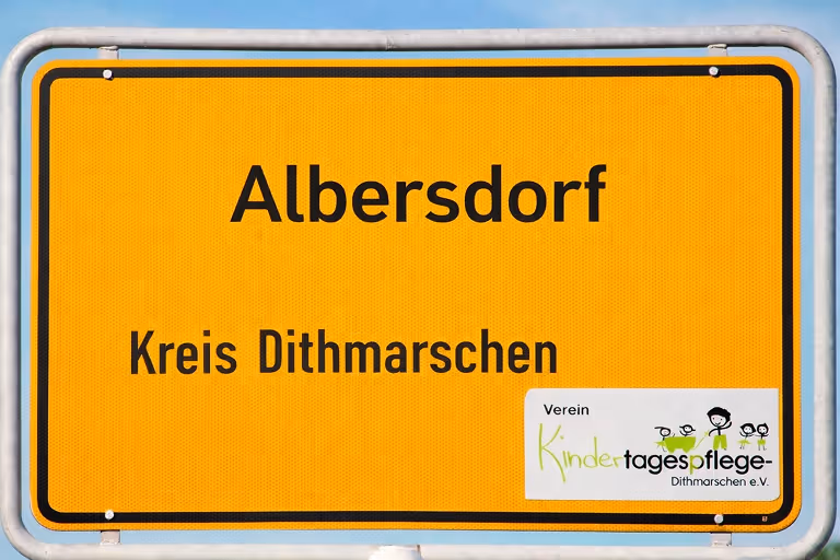 Ortsschild Albersdorf mit dem Logo des Kindertagepflege Verein